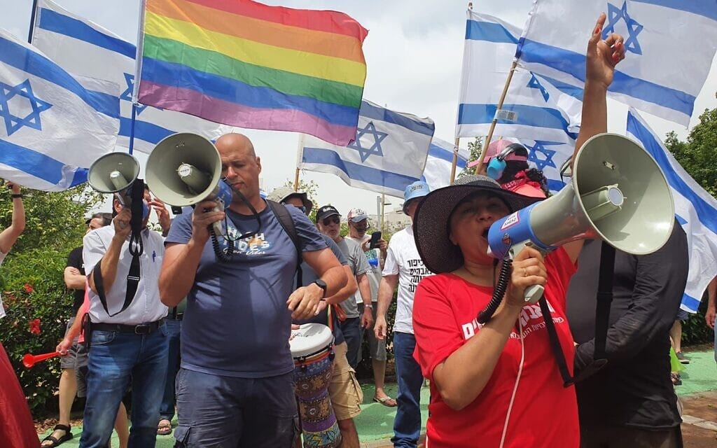 פעילי המחאה נגד המהפכה המשטרית מפגינים מול בית השרה להגנת הסביבה, עדית סילמן, 5 במאי 2023 (צילום: חגי שושני) פעילי המחאה נגד המהפכה המשטרית מפגינים מול בית השרה להגנת הסביבה, עדית סילמן, 5 במאי 2023 (צילום: חגי שושני)