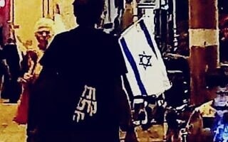 חולצה בהפגנה בקפלן (צילום: כרמלה כהן שלומי) חולצה בהפגנה בקפלן (צילום: כרמלה כהן שלומי)