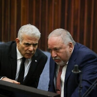 יו"ר האופוזיציה יאיר לפיד משוחח עם ח"כ אביגדור ליברמן בכנסת, 7 ביוני 2023