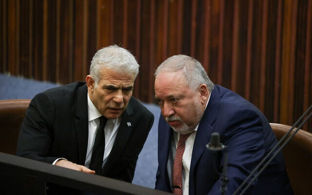 יו"ר האופוזיציה יאיר לפיד משוחח עם ח"כ אביגדור ליברמן בכנסת, 7 ביוני 2023 (צילום: דוברות הכנסת - נועם מושקוביץ') יו"ר האופוזיציה יאיר לפיד משוחח עם ח"כ אביגדור ליברמן בכנסת, 7 ביוני 2023 (צילום: דוברות הכנסת - נועם מושקוביץ')