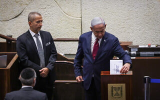 ראש הממשלה בנימין נתניהו מצביע בבחירות לוועדה לבחירת שופטים בכנסת, 14 ביוני 2023 (צילום: נועם מושקוביץ, דוברות הכנסת) ראש הממשלה בנימין נתניהו מצביע בבחירות לוועדה לבחירת שופטים בכנסת, 14 ביוני 2023 (צילום: נועם מושקוביץ, דוברות הכנסת)