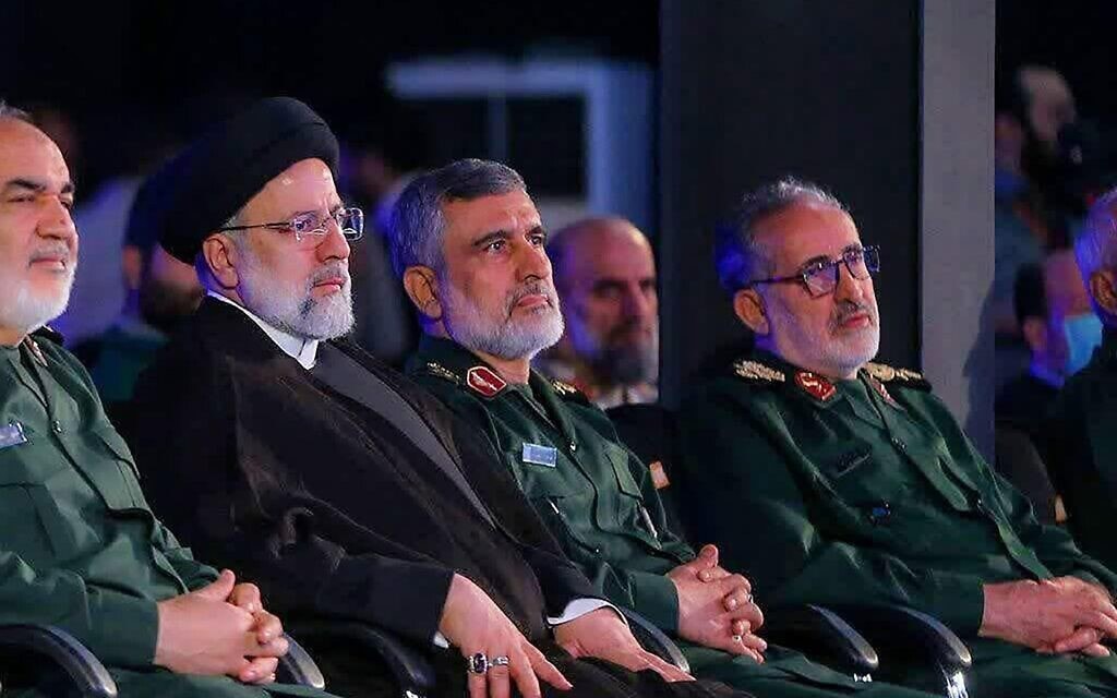 נשיא איראן אבראהים ראיסי (שני משמאל) בטקס השקת הטיל ההיפרסוני &#8220;פתח&#8221; בטהרן, 6 ביוני 2023 (צילום: Iranian Defense Ministry via UPI/Alamy)