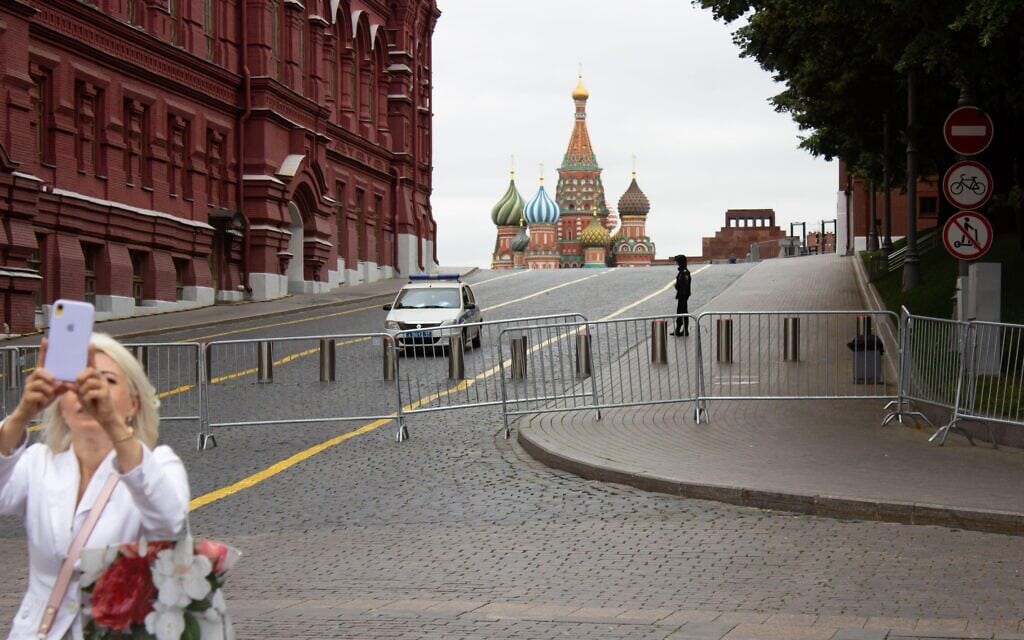 תיירת לוקחת סלפי על רקע דרכי הגישה הסגורות לקרמלין במוסקבה, 24 ביוני 2023 (צילום: Vlad Karkov/SOPA Images via ZUMA Press/Alamy)