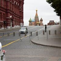 תיירת לוקחת סלפי על רקע דרכי הגישה הסגורות לקרמלין במוסקבה, 24 ביוני 2023 (צילום: Vlad Karkov/SOPA Images via ZUMA Press/Alamy)