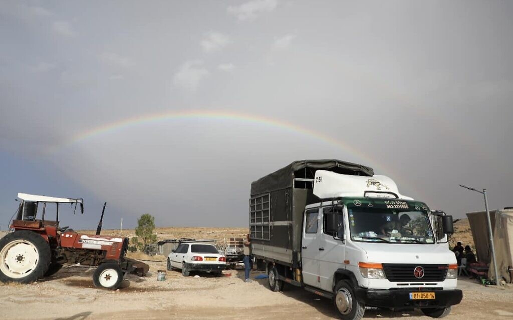 משאית הנושאת את תכולת ביתו של יהונתן גפן מגיעה למסאפר יטא שבדרום הר חברון, 14 ביוני 2023 (צילום: מתוך עמוד הפייסבוק של שירה גפן)