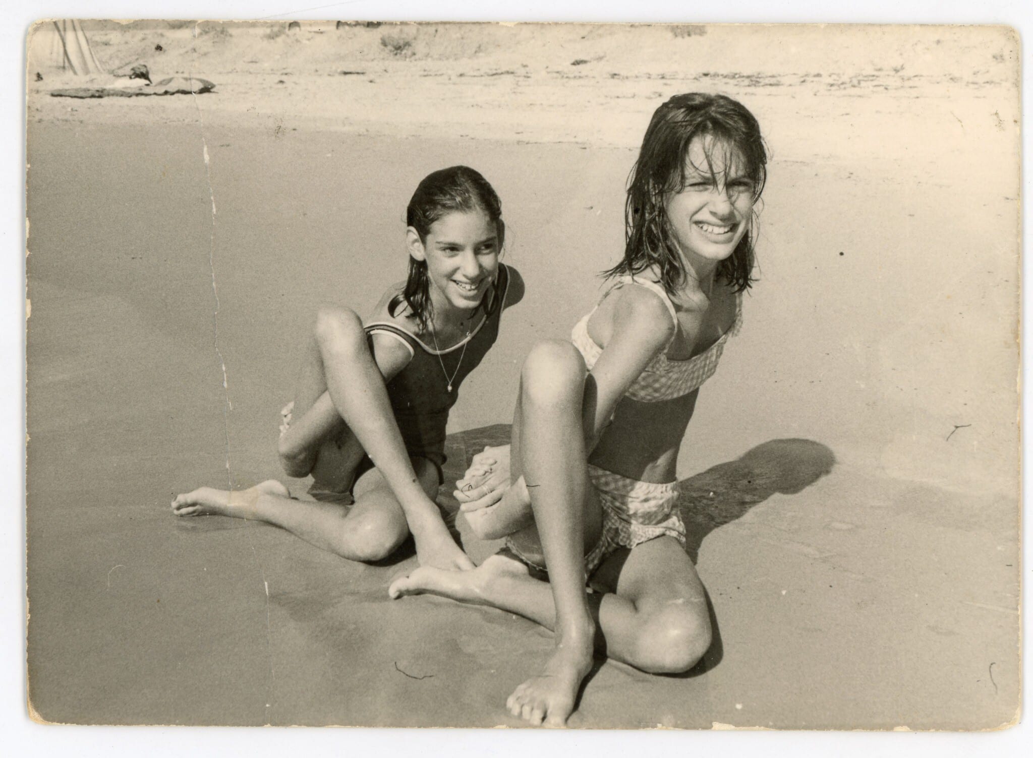 קתרין הודס ואחותה מרתה על החוף בנתניה, 5 בספטמבר 1970 – יום לפני החטיפה (צילום: אהוד בן־דוד)