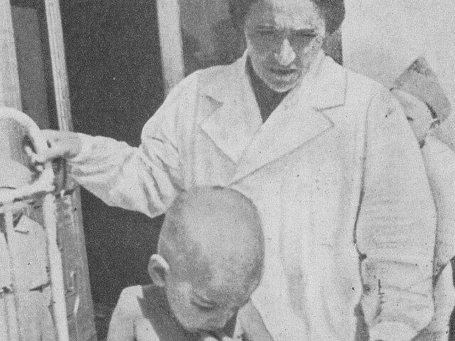 הרופאה ד&#8221;ר אנה בראודה הלר בוחנת מטופל ומשתתף במחקר הרעב של גטו ורשה (צילום: רשות הציבור)