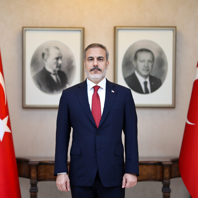 שר החוץ הנכנס של טורקיה האקאן פידן במשרדו החדש באנקרה, 5 ביוני 2023 (צילום: Murat Gök/Anadolu Agency)