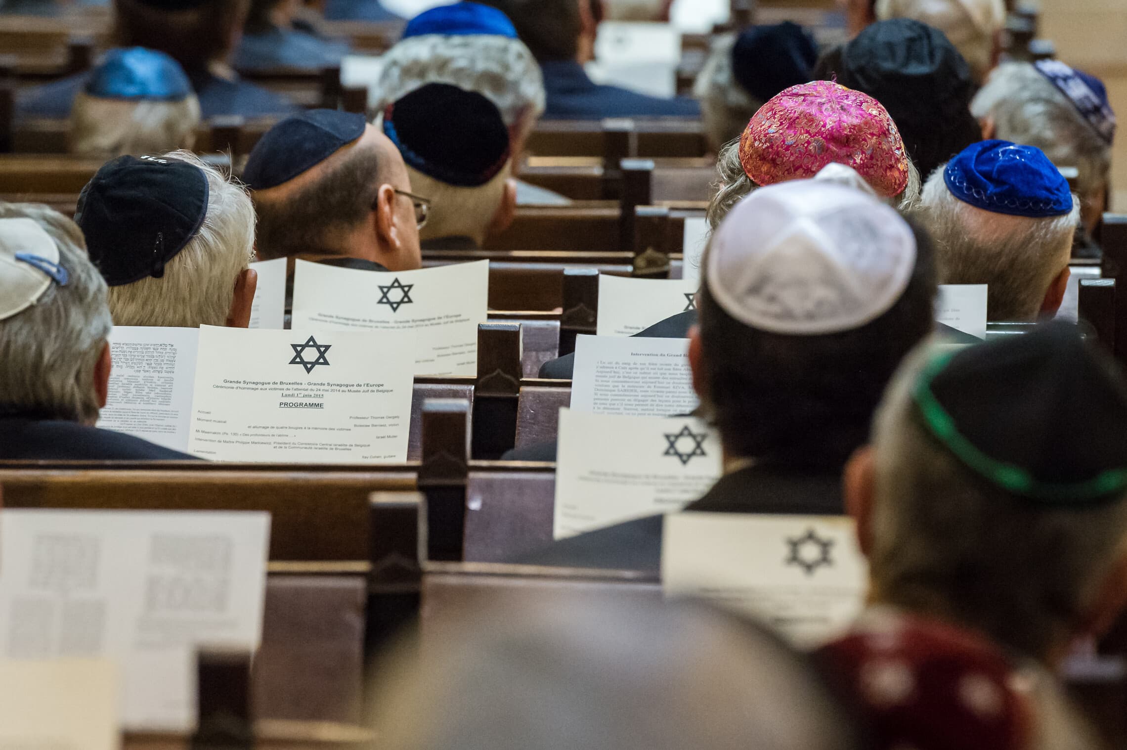 יהודים בטקס לזכר קורבנות פיגוע הירי במוזיאון היהודי של בלגיה, בית הכנסת הגדול בבריסל, 1 ביוני 2015 (צילום: AP Photo/Geert Vanden Wijngaert)