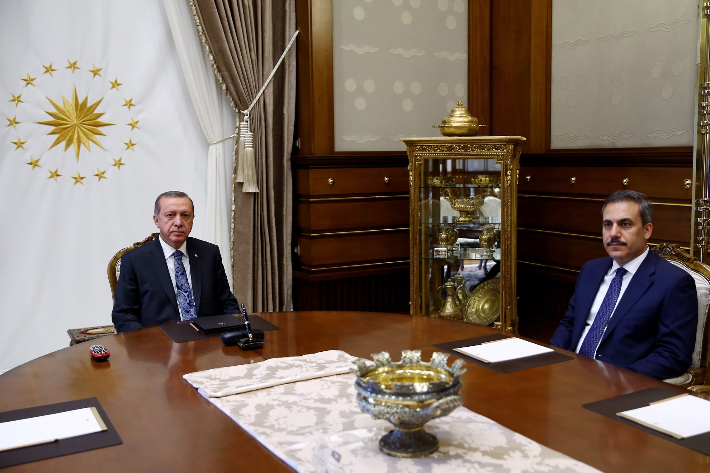 ראש ארגון הביון הטורקי לשעבר האקאן פידן לצד נשיא טורקיה רג&#8217;פ טאיפ ארדואן באנקרה, 28 ביולי 2016 (צילום: Kayhan Ozer Presidential Press Service, via AP)