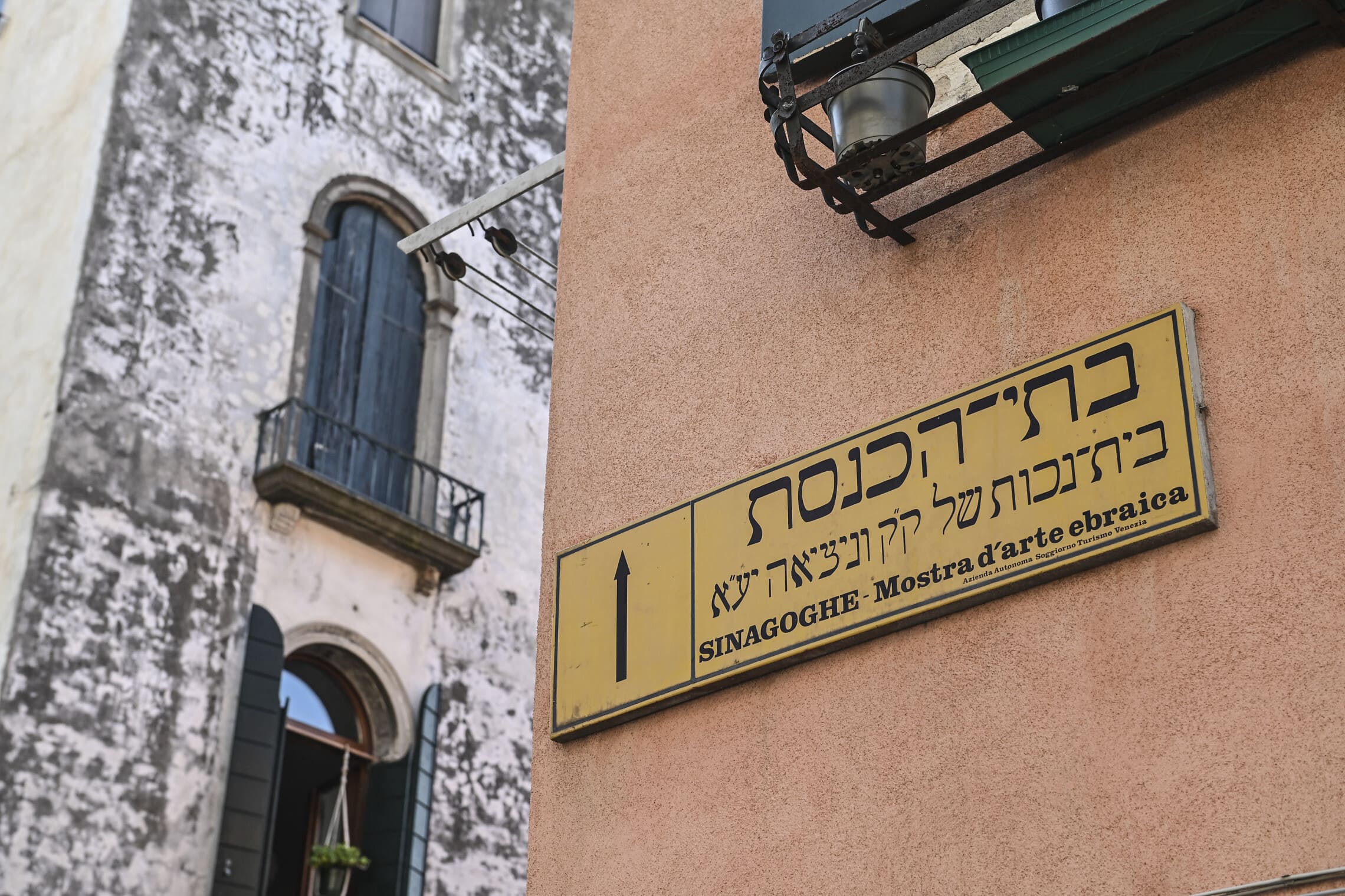 שלט המראה את הדרך לגטו היהודי בוונציה, איטליה, 1 ביוני 2022 (צילום: AP Photo/Chris Warde-Jones)