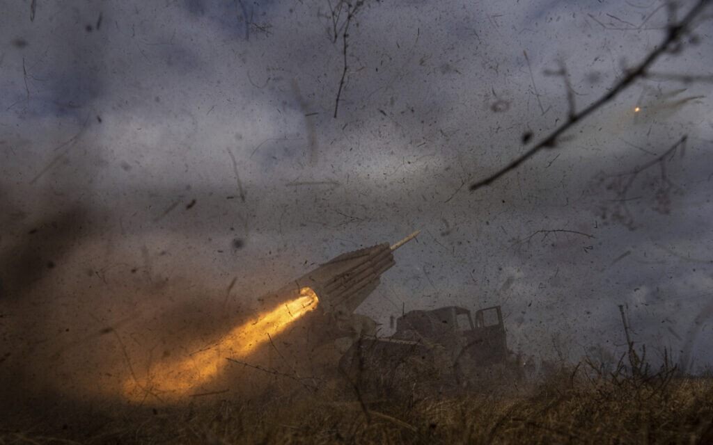 מלחמת רוסיה-אוקראינה: כוחות אוקראינים משגרים טילים לעבר הרוסים בקרבת קרמינה, 9 במרץ 2023 (צילום: AP Photo/Evgeniy Maloletka)