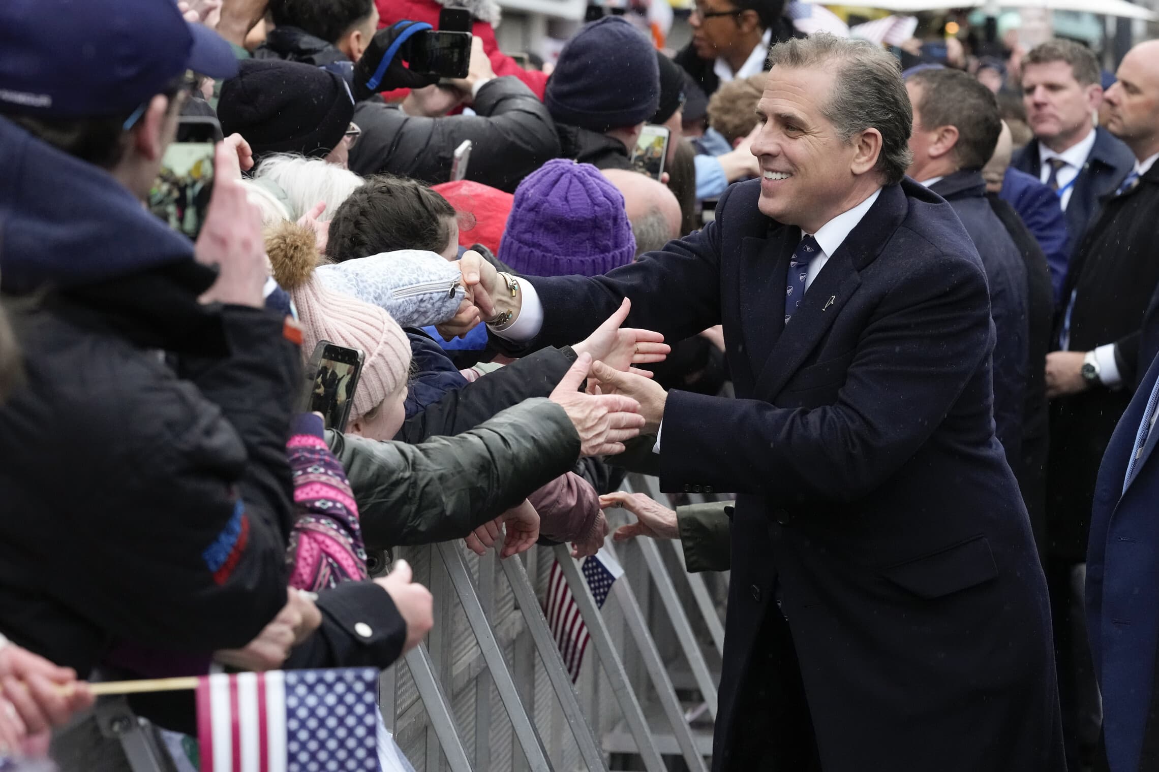 בנו של נשיא ארה&#8221;ב האנטר ביידן לוחץ את ידי הקהל באירלנד, 12 באפריל 2023 (צילום: AP Photo/Patrick Semansky)