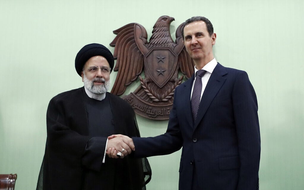 נשיא סוריה בשאר אל-אסד ונשיא איראן אבראהים ראיסי בפגישה בדמשק, 3 במאי 2023 (צילום: AP Photo/Omar Sanadiki)