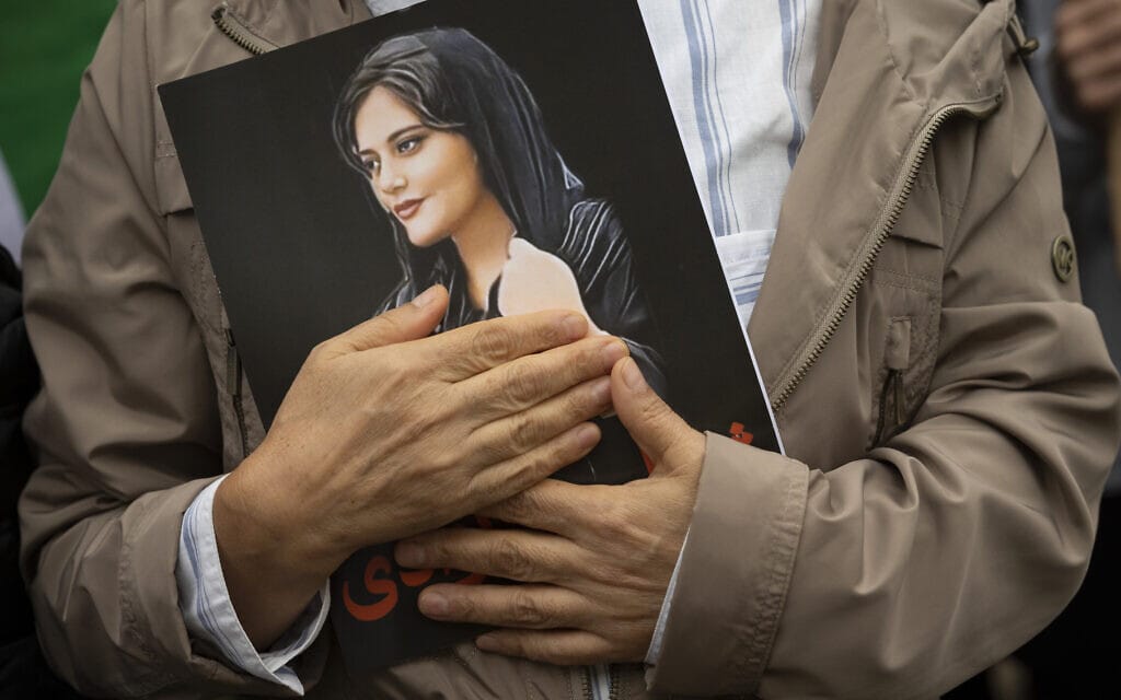 תמונה של מהסה אמיני בהפגנה נגד השלטון האיראני (צילום: AP Photo/Cliff Owen)