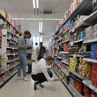 אזרחים בריטים רוכשים מזון בסופרמרקט מקומי בלונדון, 17 באוגוסט 2022 (צילום: AP Photo/Frank Augstein)