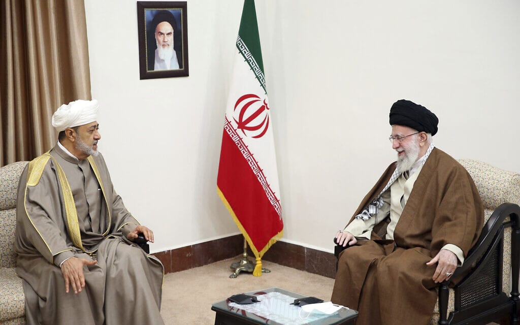 סולטן עומאן היית&#8217;ם בן טארק אאל סעיד בפגישה עם המנהיג העליון של איראן, האייתוללה עלי חמינאי, בטהרן, 28 במאי 2023 (צילום: Office of the Iranian Supreme Leader via AP)