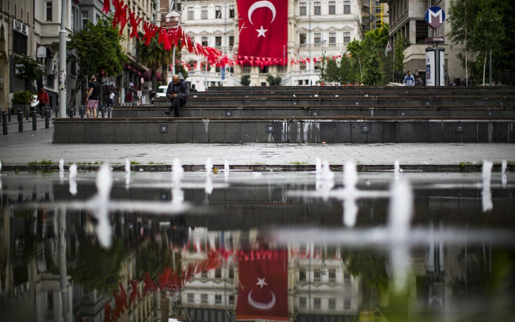 דגל טורקיה באיסטנבול ביום שאחרי הבחירות, 29 במאי 2023 (צילום: AP Photo/Emrah Gurel)