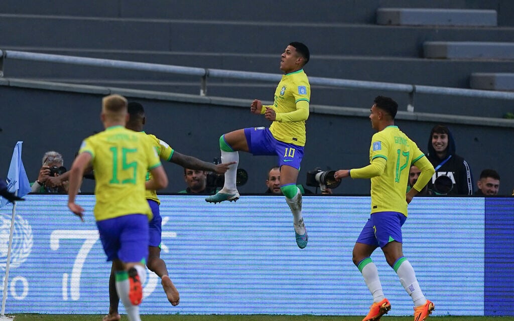 נבחרת ברזיל חוגגת את עלייתה לרבע הגמר במונדיאליטו, 31 במאי 2023 (צילום: AP Photo/Ivan Fernandez)