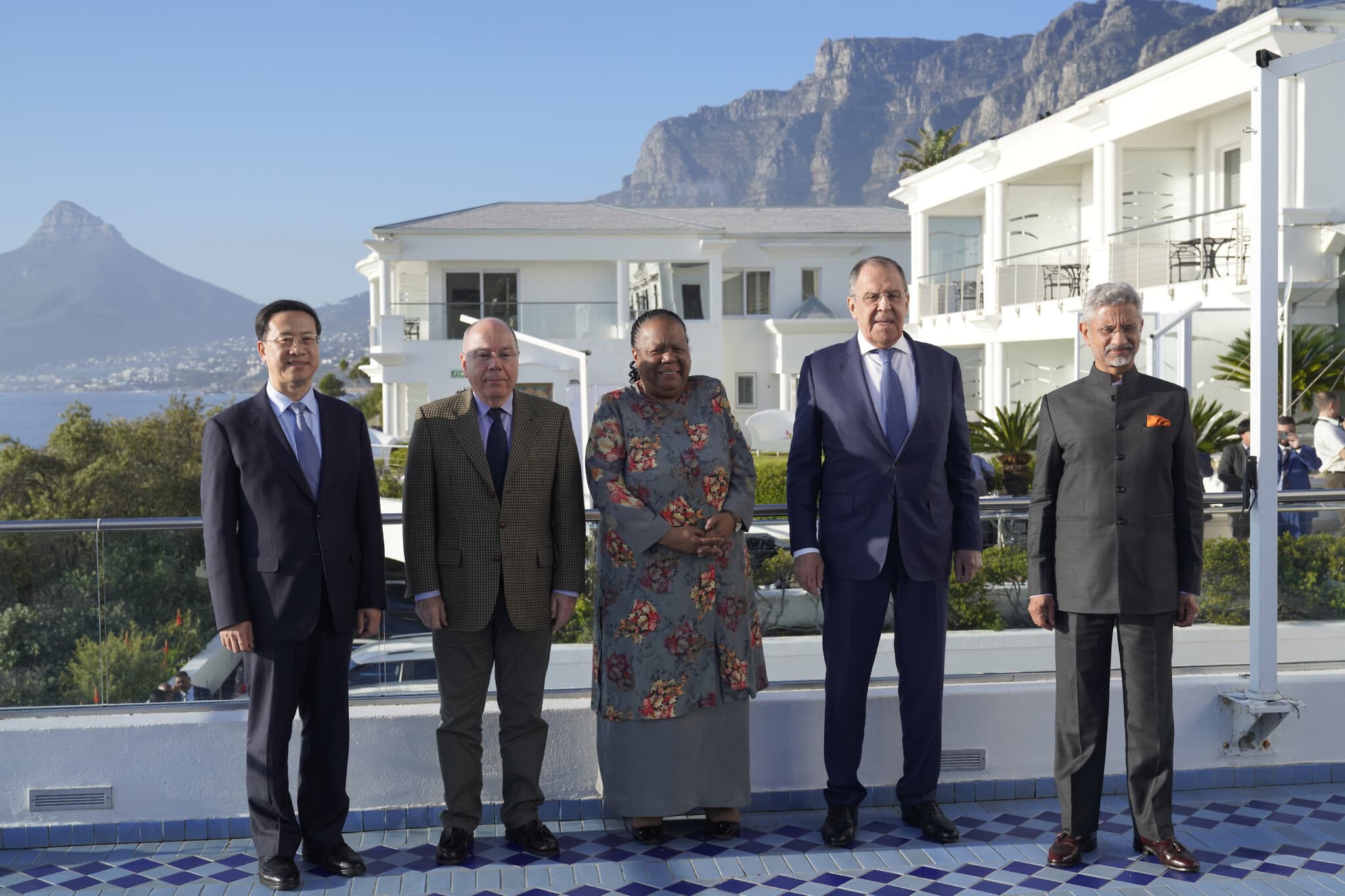 משמאל: שרי החוץ של סין, ברזיל, דרום אפריקה, רוסיה והודו במפגש של הגוש הכלכלי של המדינות המתפתחות, BRICS, בקייפ טאון, דרום אפריקה, 1 ביוני 2023 (צילום: AP Photo/Nardus Engelbrecht)