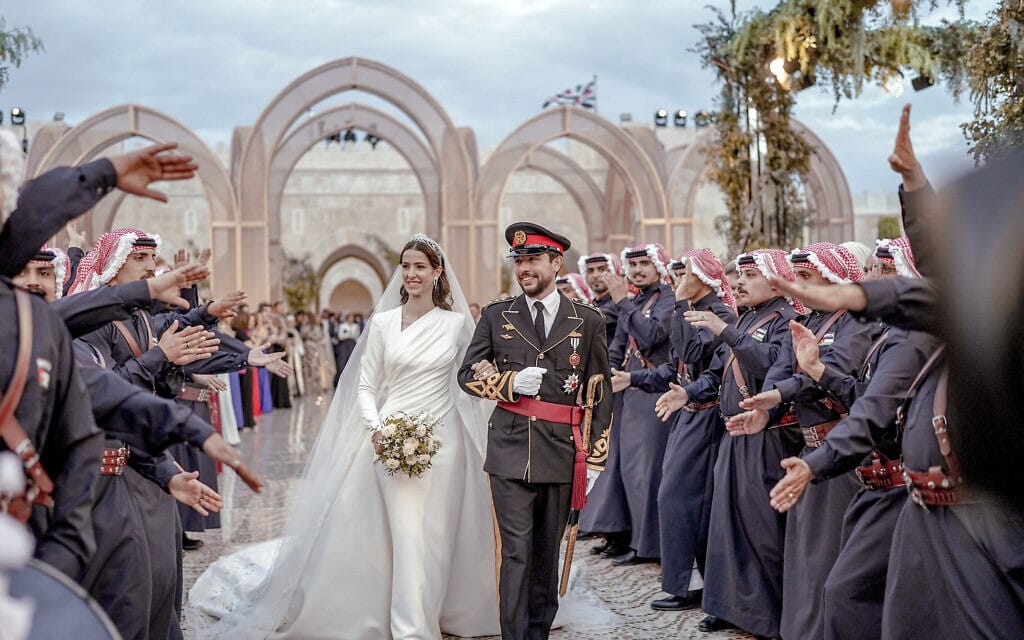 יורש העצר הירדני הנסיך חוסיין ובחירת ליבו רג&#8217;ווה א-סייף בטקס חתונתם בעמאן, 1 ביוני 2023 (צילום: Royal Hashemite Court via AP)