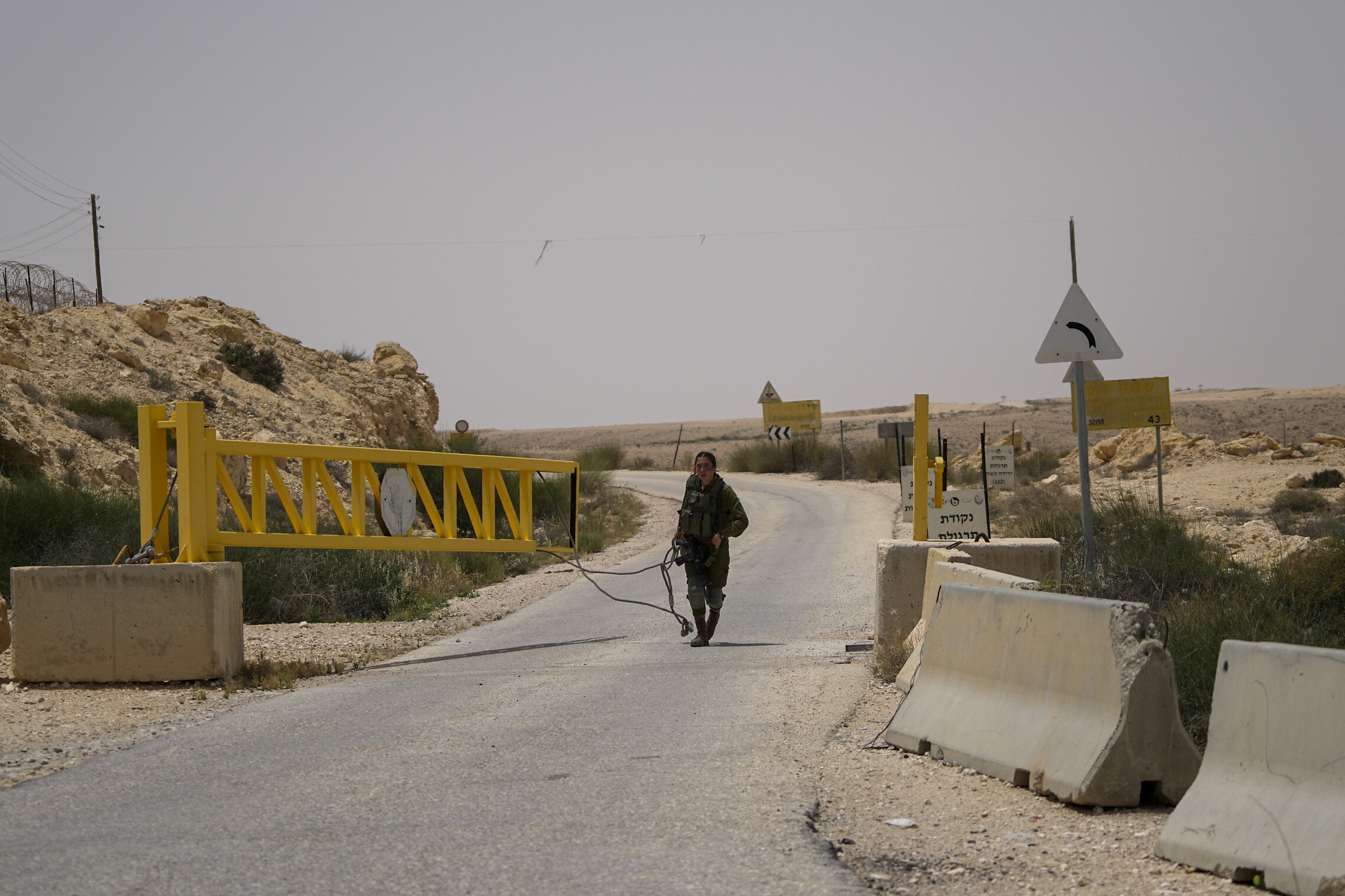 הכניסה לבסיס הר חריף ליד גבול מצרים. שלושה לוחמים נהרגו בתקרית ירי סמוך לגבול. 3 ביוני 2023 (צילום: AP Photo/Tsafrir Abayov)