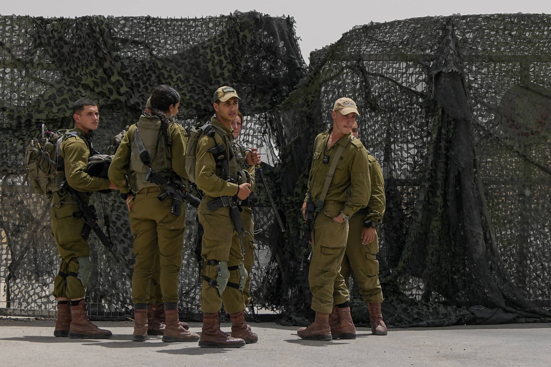 חיילים בכניסה למחנה צה&#8221;ל שבהר חריף, לאחר ששוטר מצרי ירה למוות בשלושה לוחמים בגבול ישראל-מצרים, 3 ביוני 2023 (צילום: Tsafrir Abayov, AP)