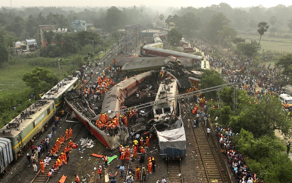 תאונת הרכבות בהודו, 3 ביוני 2023 (צילום: AP Photo/Arabinda Mahapatra)