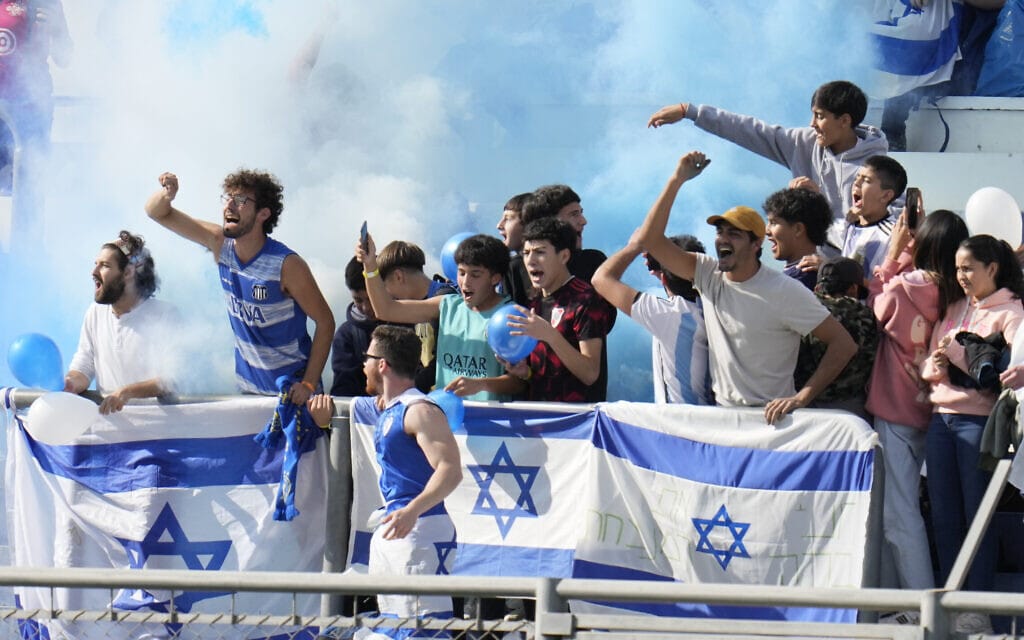 אוהדי נבחרת ישראל ביציע במהלך משחק רבע הגמר בין ישראל וברזיל במונדיאליטו, 3 ביוני 2023 (צילום: AP Photo/Ricardo Mazalan)