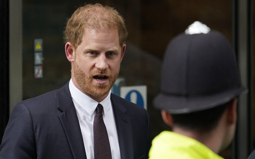 הנסיך הארי יוצא מבית המשפט בלונדון אחרי שמסר עדות במשך 5 שעות בתביעה שהגיש נגד העיתון &#8220;הדיילי מירור&#8221;, 6 ביוני 2023 (צילום: AP Photo/Alberto Pezzali)