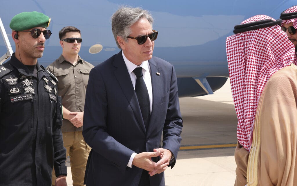 שר החוץ האמריקאי אנתוני בלינקן מתקבל ע"י פקידים סעודים בנמל התעופה הבינלאומי בריאד, ערב הסעודית, 7 ביוני 2023 (צילום: Ahmed Yosri/Pool Photo via AP)