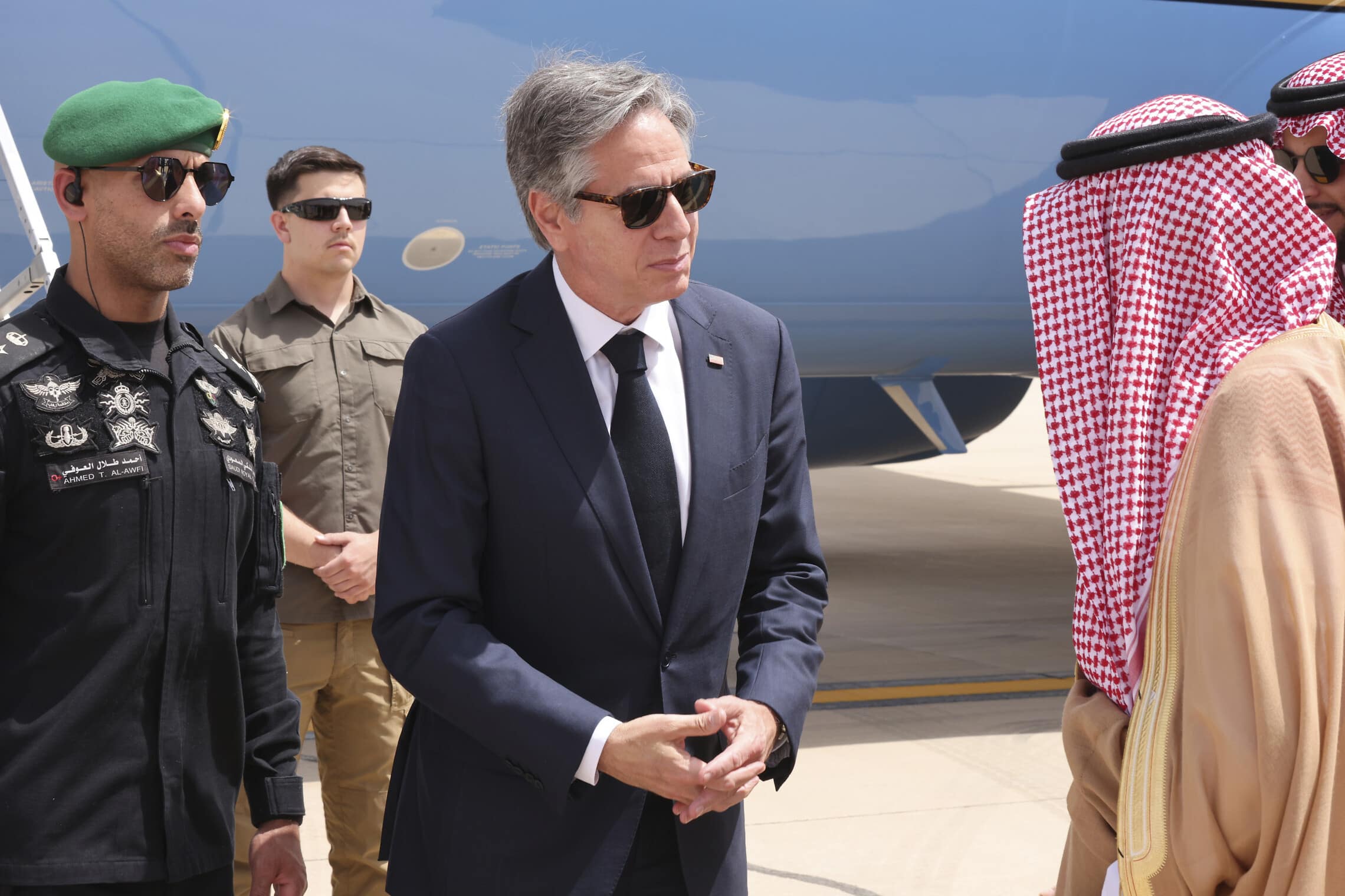 שר החוץ האמריקאי אנתוני בלינקן מתקבל ע&#8221;י פקידים סעודים בנמל התעופה הבינלאומי בריאד, ערב הסעודית, 7 ביוני 2023 (צילום: Ahmed Yosri/Pool Photo via AP)