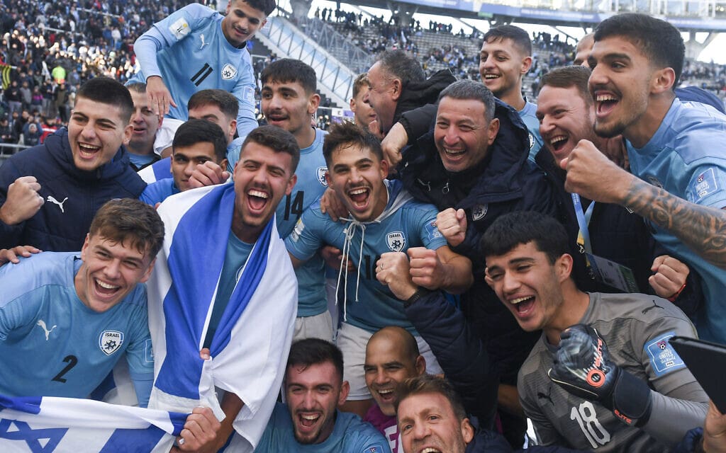 נבחרת ישראל בכדורגל עד גיל 20 והמאמן אופיר חיים חוגגים את המקום השלישי במונדיאליטו, 11 ביוני 2023 (צילום: AP Photo/Gustavo Garello)