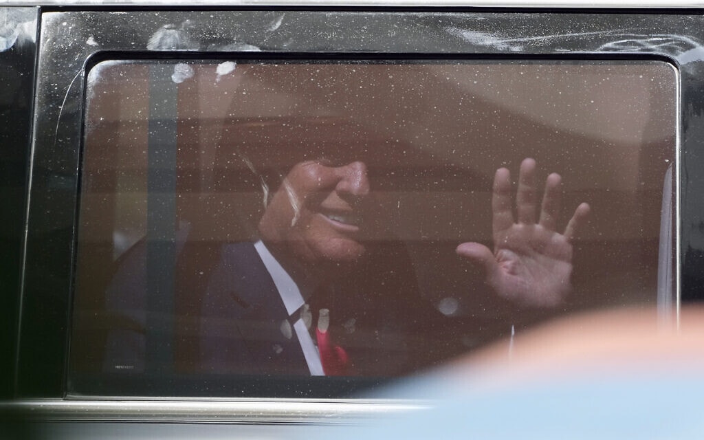 דונלד טראמפ עוזב את בית המשפט הפדרלי במיאמי, פלורידה, אחרי שכפר באישומים נגדו, 13 ביוני 2023 (צילום: AP Photo/Chris O&#039;Meara)