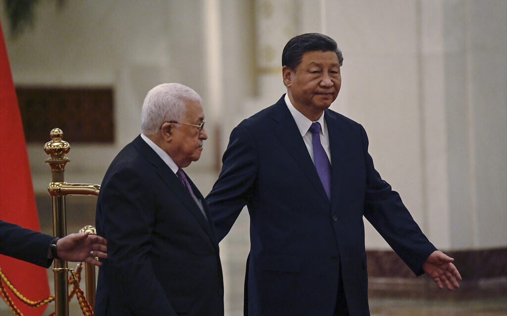 נשיא סין שי ג&#039;ינפינג ויו&quot;ר הרשות הפלסטינית מחמוד עבאס בבייג&#039;ינג, 14 ביוני 2023 (צילום: Jade Gao/Pool Photo via AP)