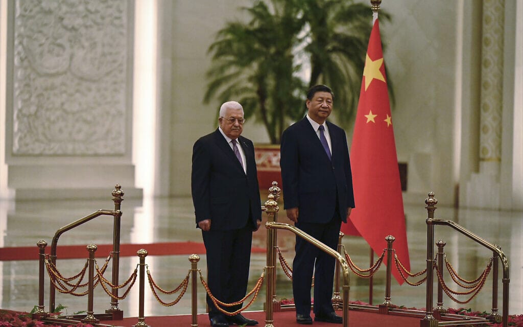 נשיא סין שי ג'ינפינג ויו"ר הרשות הפלסטינית מחמוד עבאס בבייג'ינג, 14 ביוני 2023 (צילום: ade Gao/Pool Photo via AP)