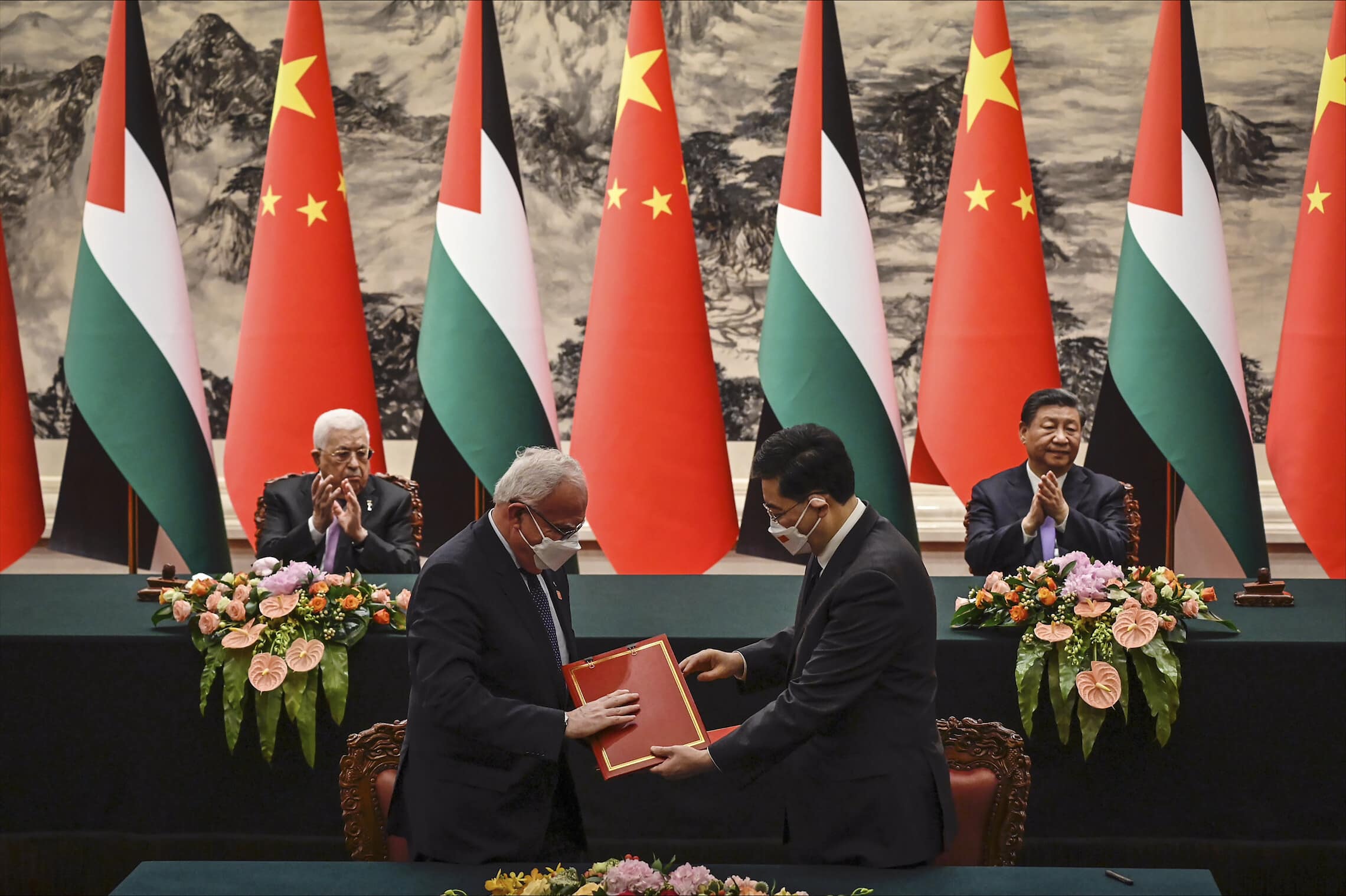 נשיא סין שי ג&#8217;ינפינג ויו&#8221;ר הרשות הפלסטינית מחמוד עבאס בבייג&#8217;ינג, 14 ביוני 2023 (צילום: Jade Gao/Pool Photo via AP)