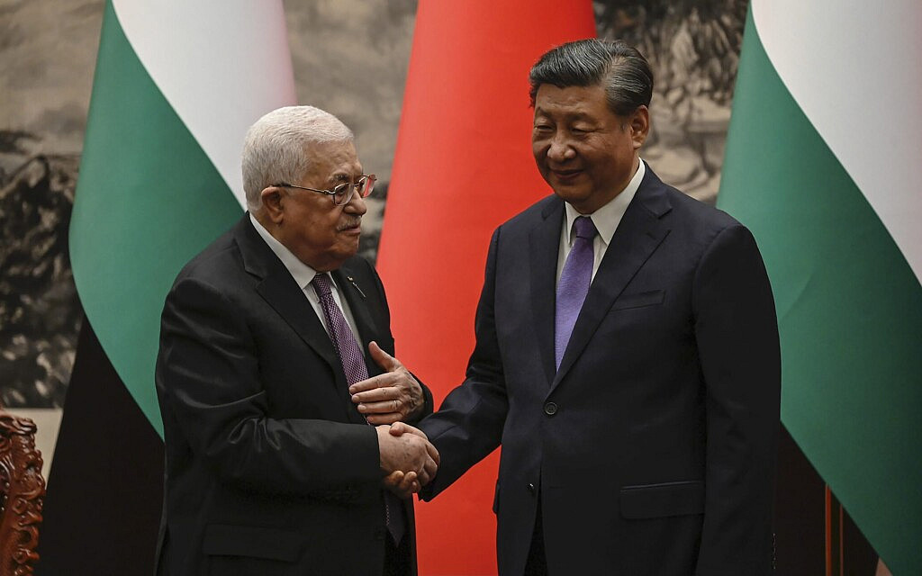 יו"ר הרשות הפלסטינית מחמוד עבאס ונשיא סין שי ג'ינפינג בייג'ינג, 14 ביוני 2023 (צילום: AP Photo/Majdi Mohammed)