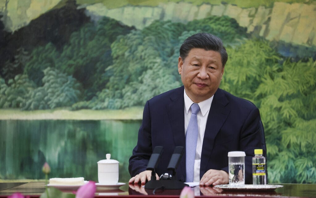 נשיא סין שי ג'ינפינג בהיכל הגדול של העם שבבייג'ין, 19 ביוני 2023 (צילום: Leah Millis/Pool Photo via AP)