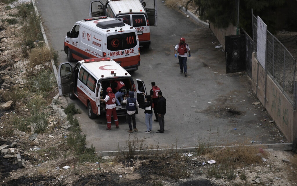 חובשים פלסטיניים של הסהר האדום מפנים לקבלת טיפול רפואי עיתונאי שנפצע כשתיעד את הלחימה בג'נין, 19 ביוני 2023 (צילום: Majdi Mohammed, AP) חובשים פלסטיניים של הסהר האדום מפנים לקבלת טיפול רפואי עיתונאי שנפצע כשתיעד את הלחימה בג'נין, 19 ביוני 2023 (צילום: Majdi Mohammed, AP)