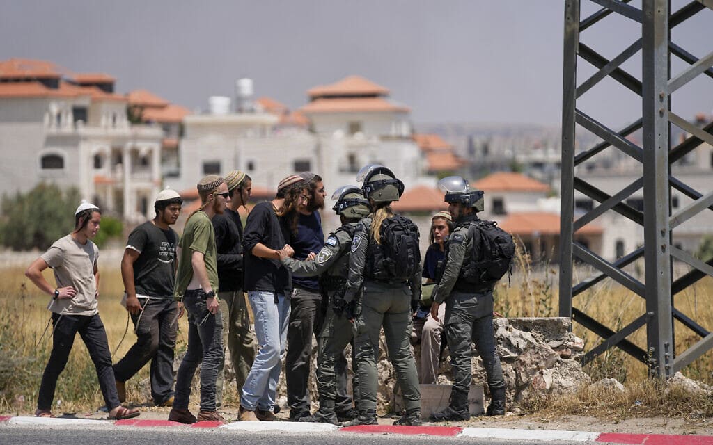 חיילי מג&#8221;ב מונעים ממתנחלים להיכנס ליישוב הפלסטיני תורמוס עיא, 21 ביוני 2023 (צילום: AP Photo/Ohad Zwigenberg)