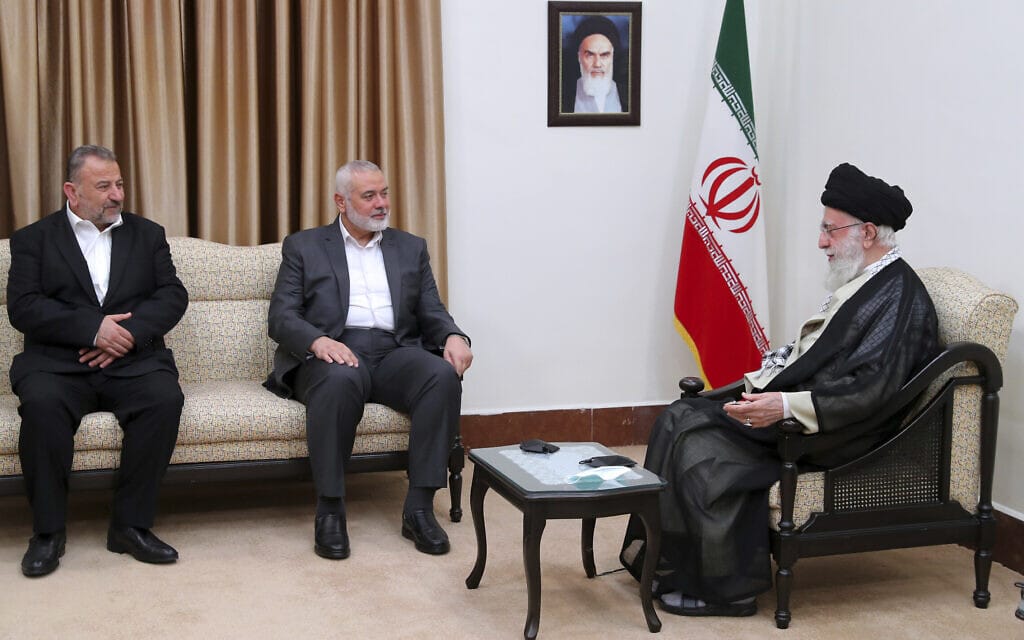 האייתוללה עלי ח'מינאי עם איסמעיל הנייה וסאלח אל-עארורי בטהרן, 21 ביוני 2023 (צילום: Office of the Iranian Supreme Leader via AP)