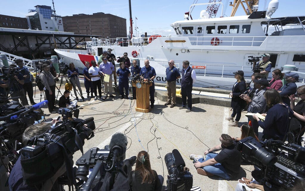 מפקד משמר החופים האמריקאי ג&#8217;יימי פרדריק מעדכן במסיבת עיתונאים בבוסטון על מצב החיפושים אחר צוללת התיירים &#8220;טיטאן&#8221;, 21 ביוני 2023 (צילום: AP Photo/Steven Senne)