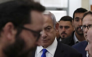 ראש הממשלה נתניהו מגיע לבית המשפט לשמיעת עדותו של ארנון מילצ׳ן מברייטון, 25 ביוני 2023 (צילום: Atef Safadi/Pool Photo via AP) ראש הממשלה נתניהו מגיע לבית המשפט לשמיעת עדותו של ארנון מילצ׳ן מברייטון, 25 ביוני 2023 (צילום: Atef Safadi/Pool Photo via AP)