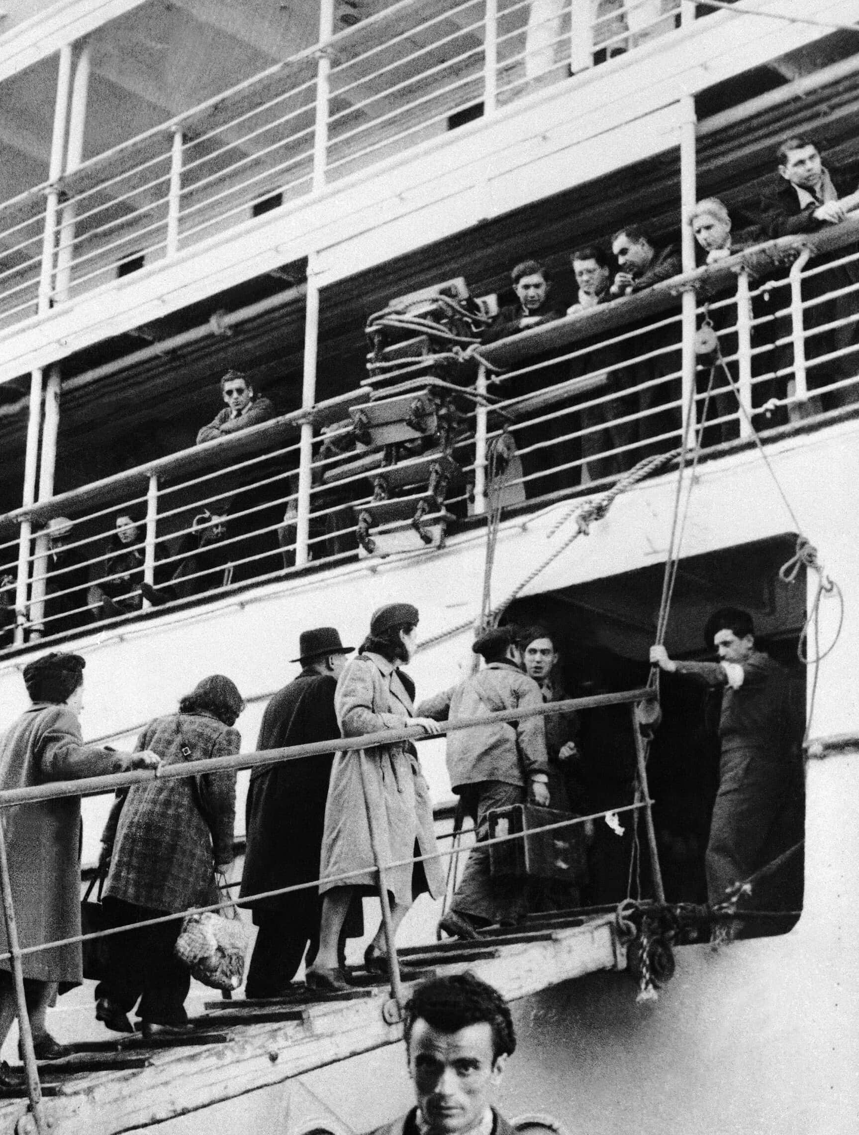 565 יהודים מפולין, אוסטריה והונגריה עולים על האונייה ההולנדית יוהאן דוויט במרסיי, צרפת, בדרכם לאוסטרליה, 8 בפברואר 1947 (צילום: AP Photo)