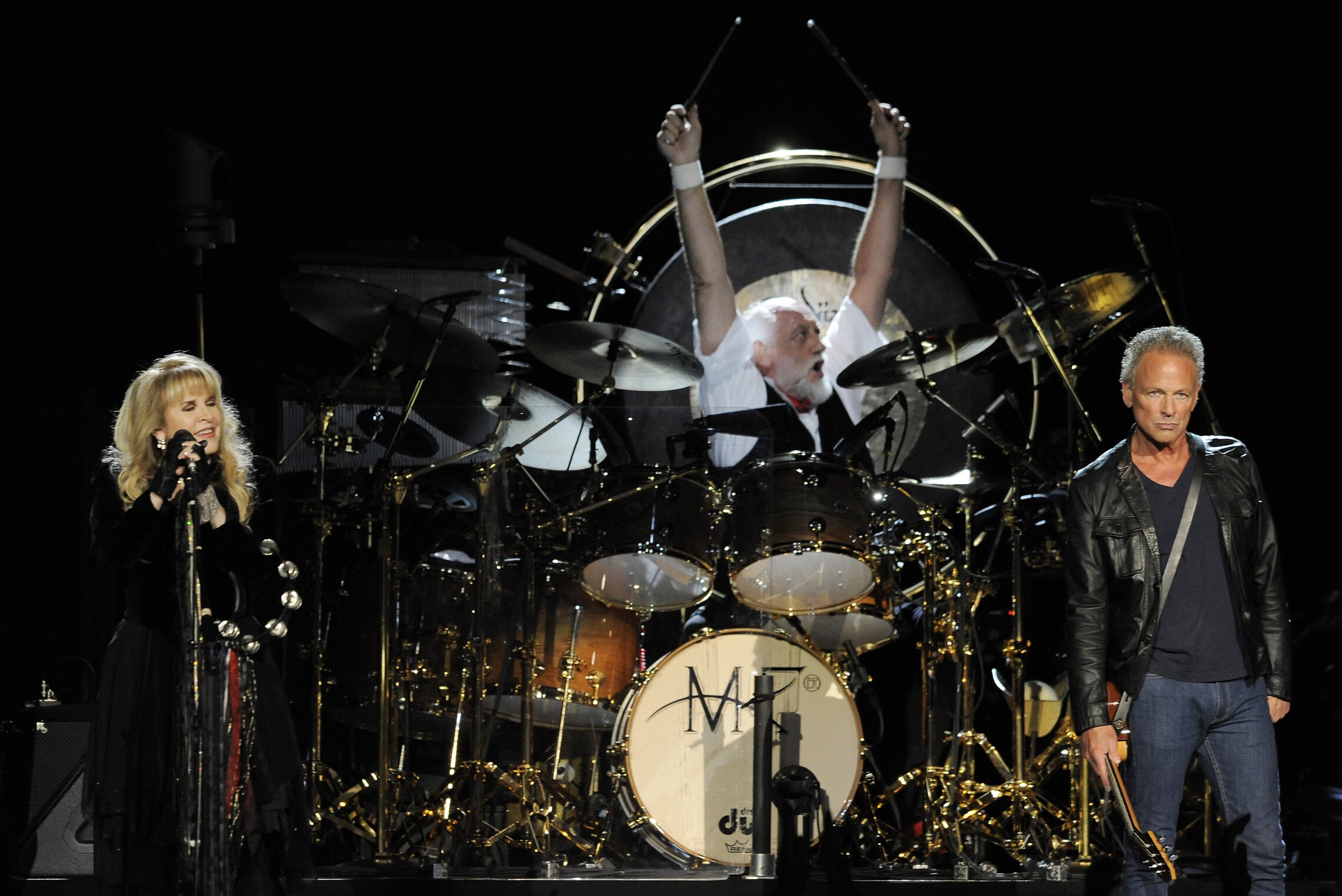 לינדזי בקינגהם, מיק פליטווד וסטיבי ניקס בהופעה של פליטווד מק ב2013 (צילום: Chris Pizzello/Invision/AP)