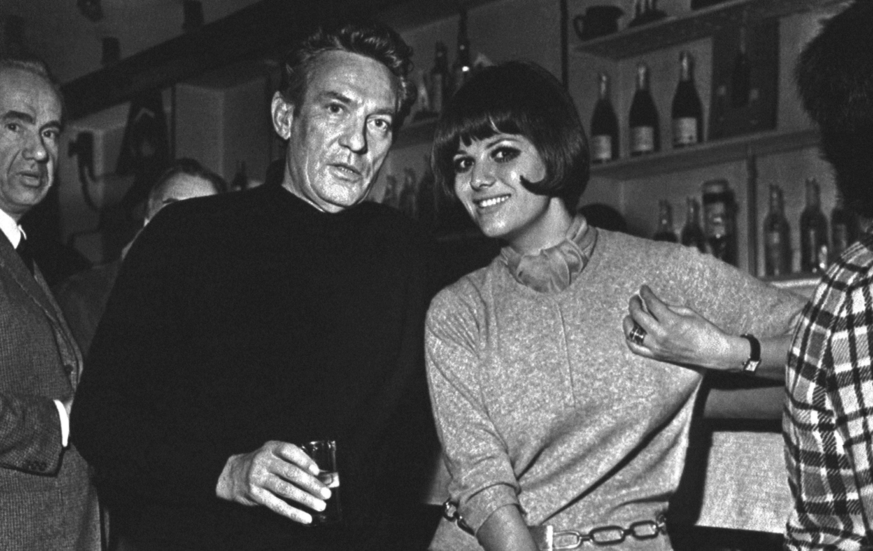 השחקנית האיטלקייה קלאודיה קרדינלה לצד השחקן האוסטרלי פיטר פינץ&#8217; במלון מטרופול במוסקבה, 20 בפברואר 1968 (צילום: AP Photo)