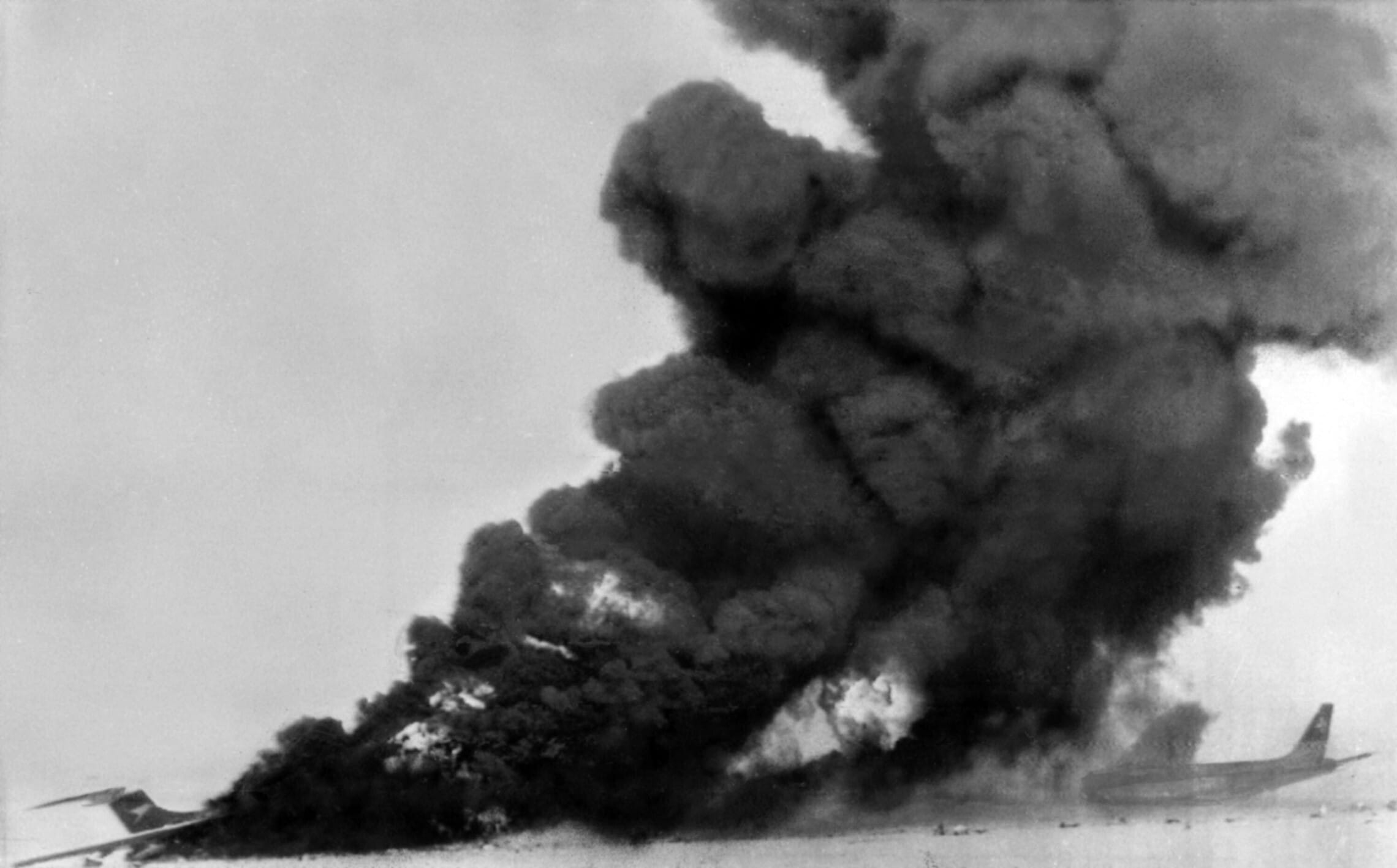 עשן מיתמר מהמטוסים שנחטפו לשדה דוסון, 12 בספטמבר 1970 (צילום: AP)