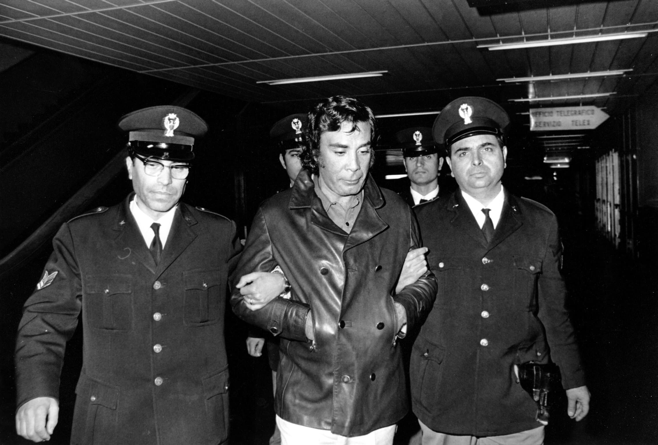 המאפיונר הסיציליאני תומאסו בושטה נעצר ברומא, איטליה, ב-3 בדצמבר 1972 (צילום: AP Photo/Giulio Broglio)