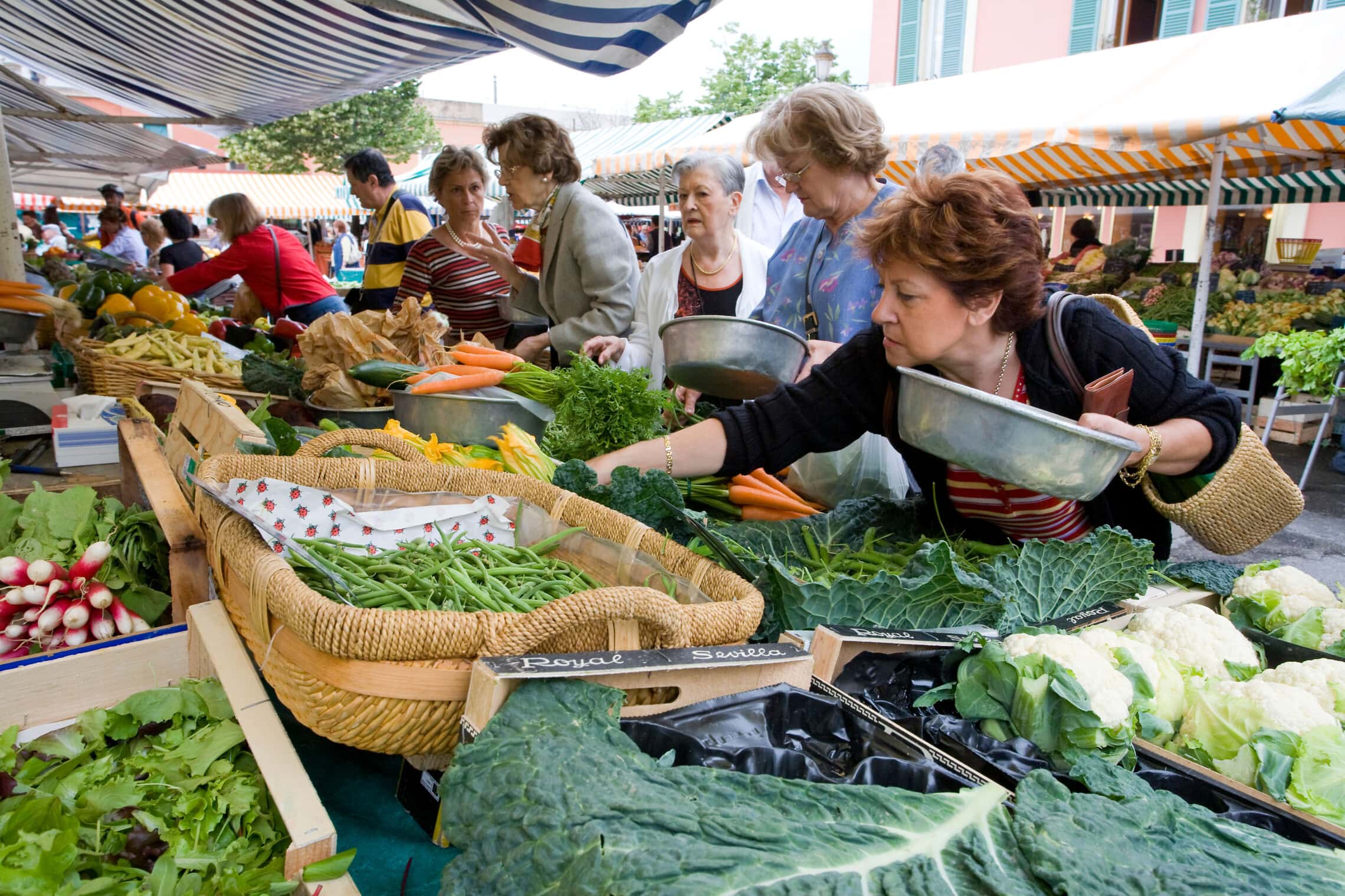 דוכני ירקות בשוק בקור סלייה בניס (צילום: Werner Dieterich / Alamy)